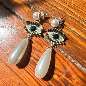Pearl Eyes Earrings